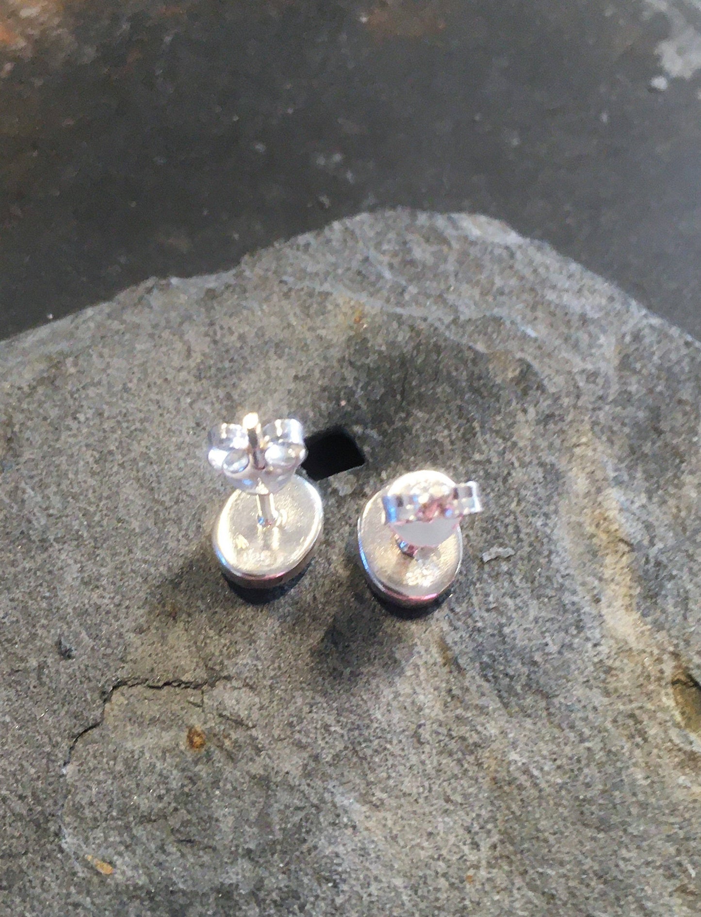 Bluelily925silver - SS333B - 7MM X 6MM OVAL GREEN SWIRL STUD