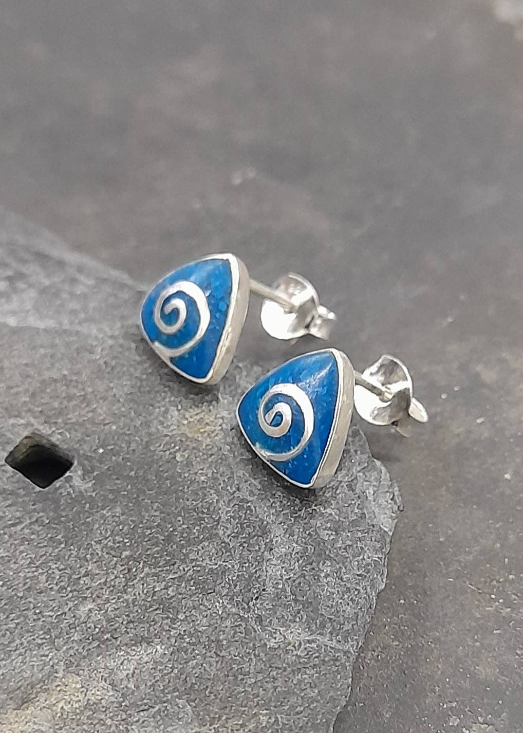 Bluelily925silver - SS725B - BLUE SWIRL WEDGE STUD 9MM