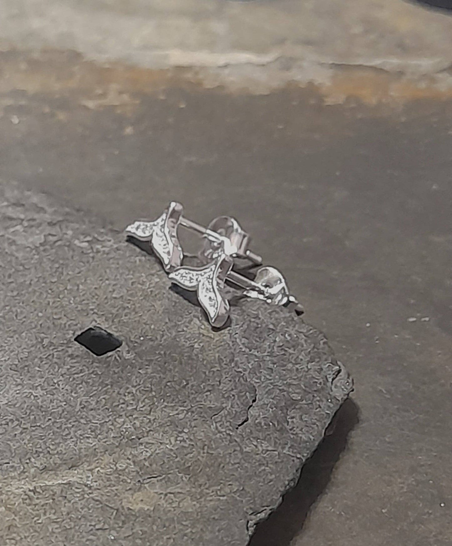 WHALE TAIL PENDANT 12X15MM