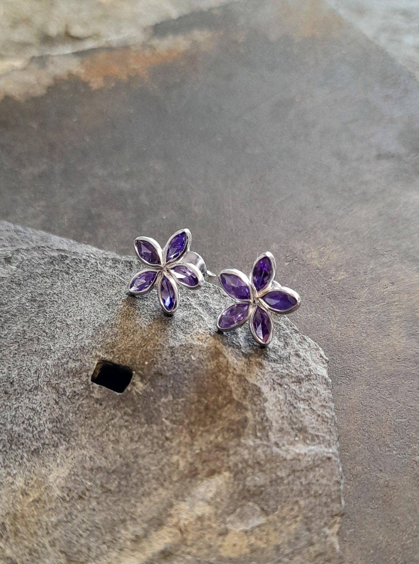 Bluelily925silver - SS561B - 5 PETAL PURPLE CZ FLOWER STUD 10MM