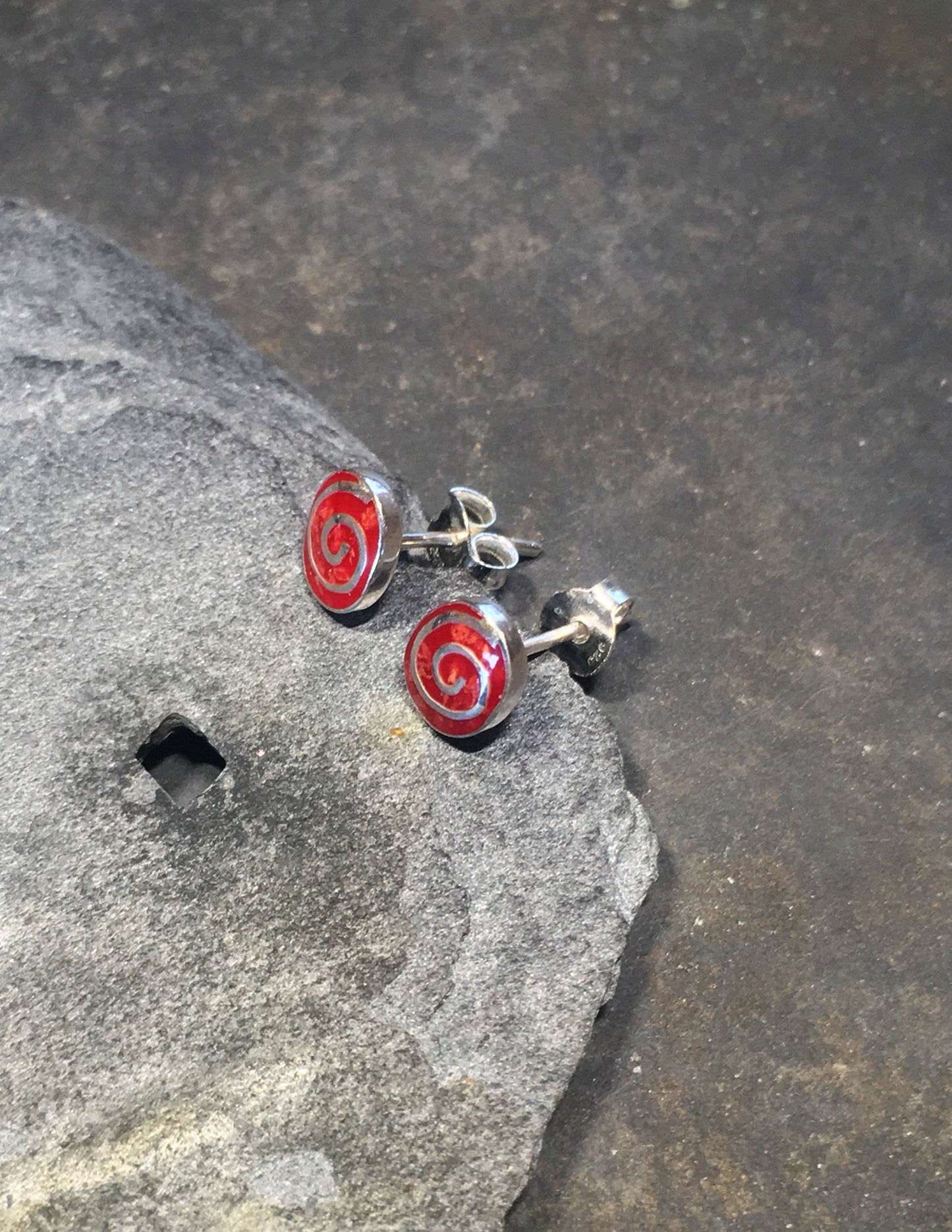 Bluelily925silver - SS353B - RED SWIRL STUD 6 X 7MM